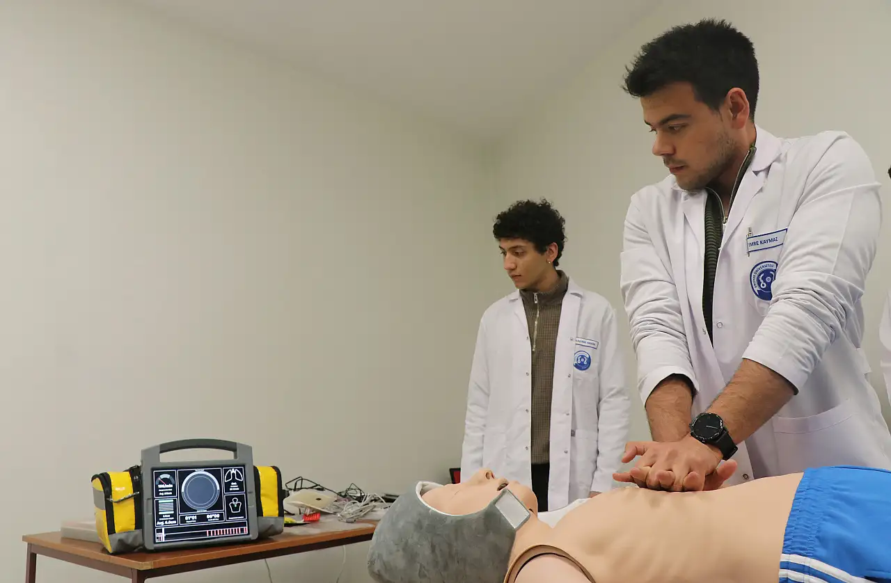 ERÜ'de sanal gözlükle ameliyat eğitimi başladı