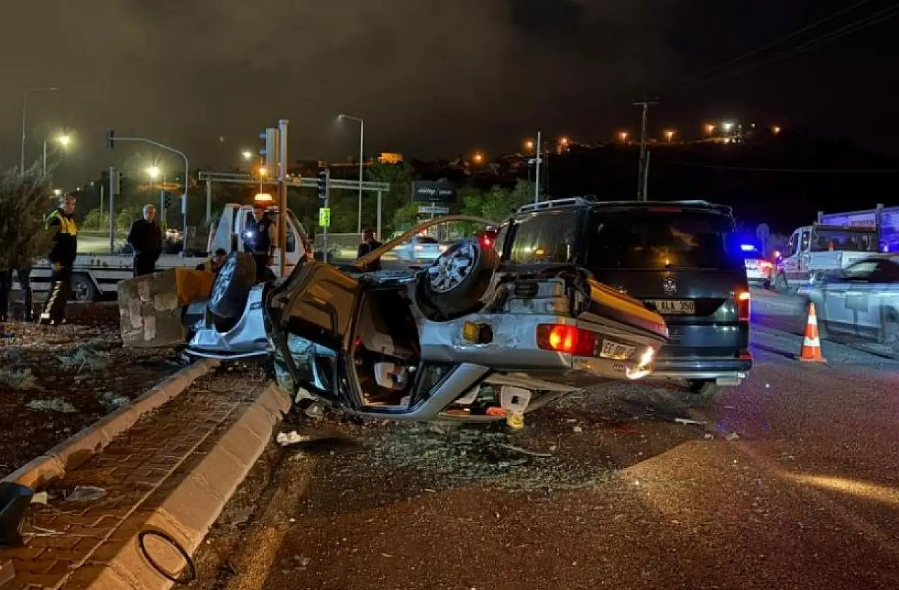 Kayseri'de kontrolden çıkan otomobil ortalığı savaş alanına çevirdi!