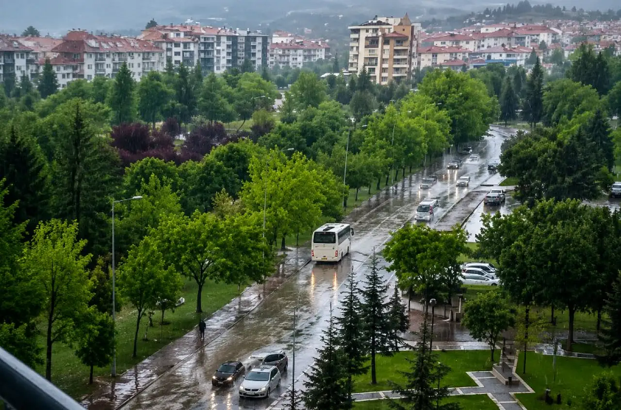 Kayseri'de yağmurla karışık dolu yağdı sel oldu