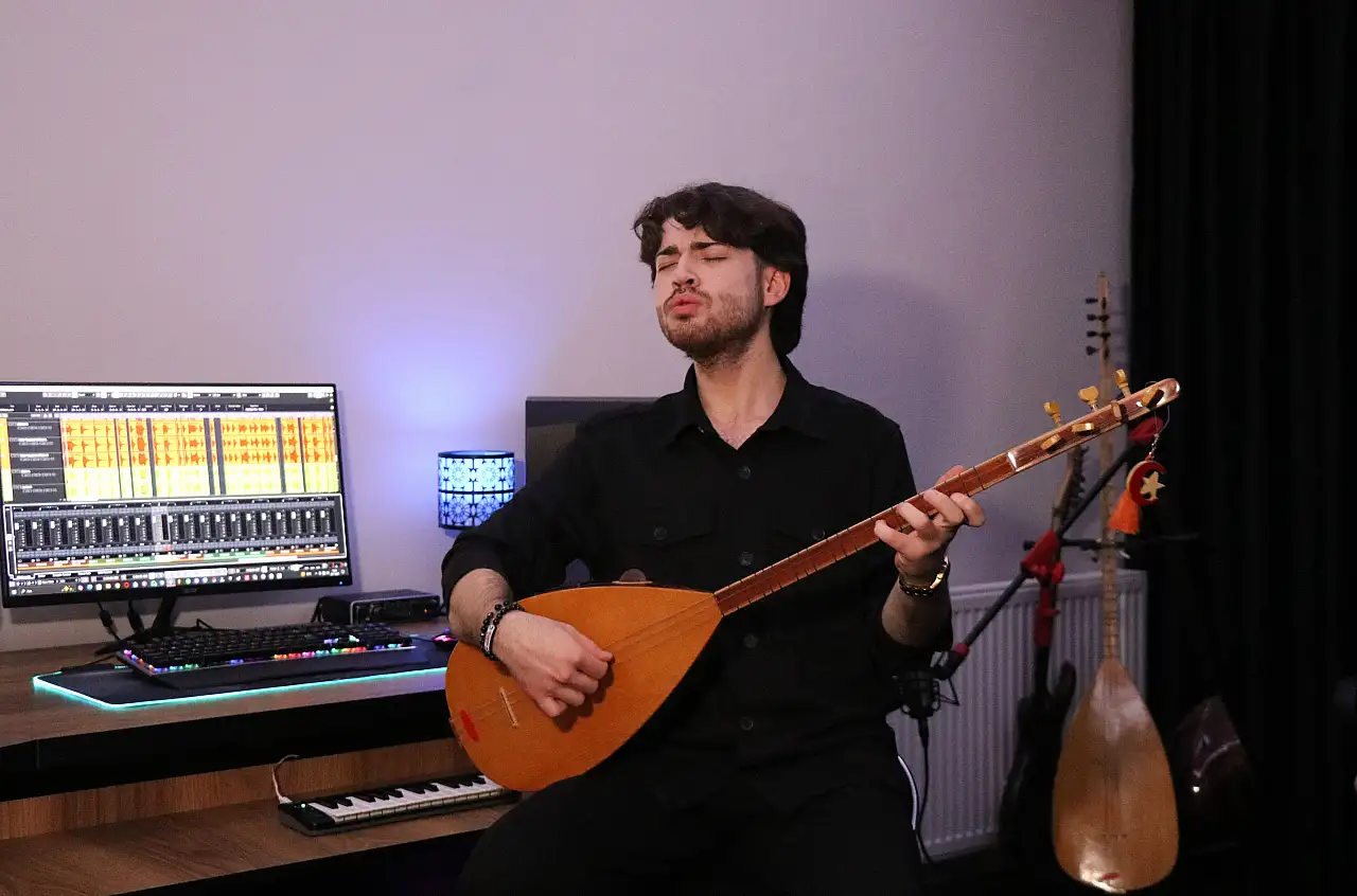 Oyuncak sazla başladı, evinde kayıt stüdyosu kurdu