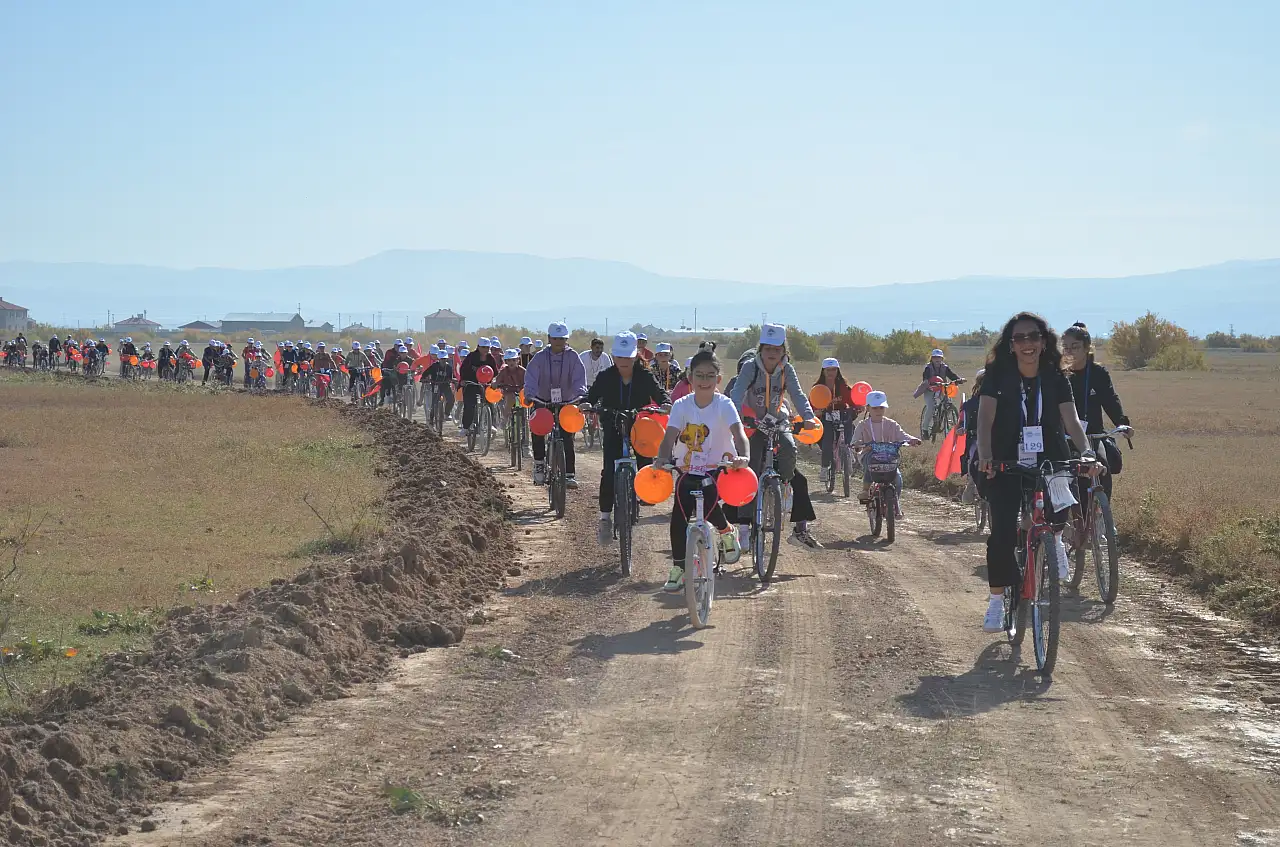 Öğrenciler ve vatandaşlar bayraklarla pedal çevirdi