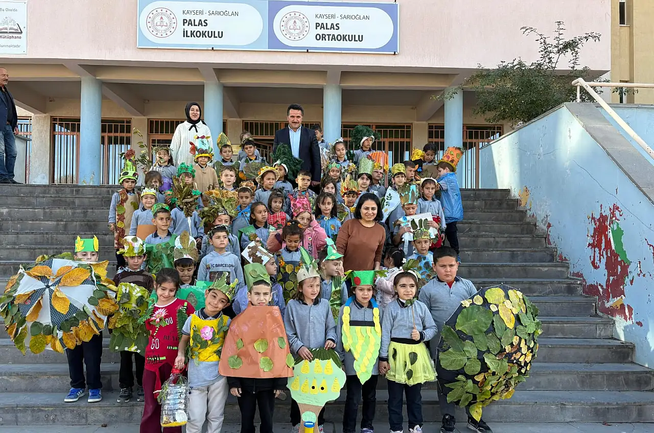 Sarıoğlan'da öğrenciler 'Yeşil Vatan' için podyuma çıktı