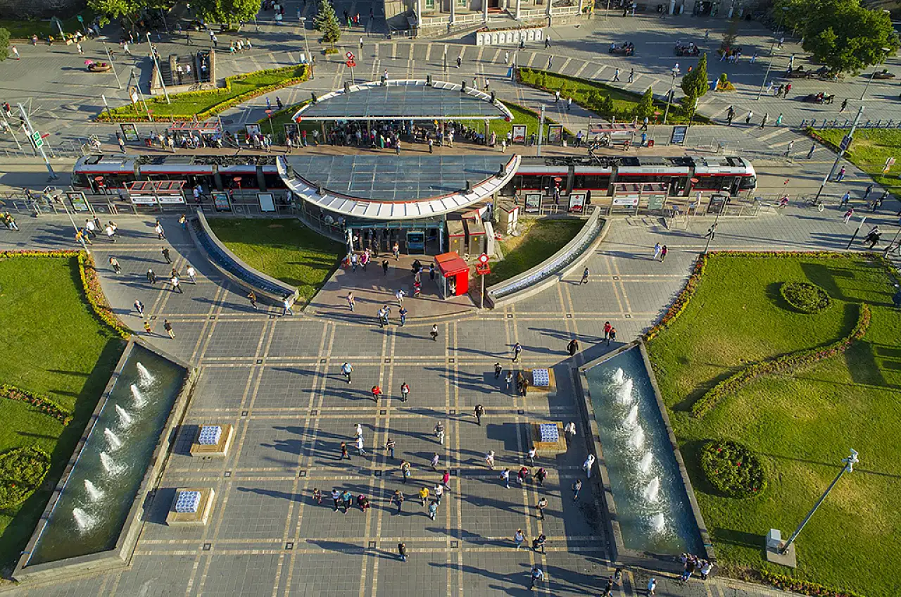 Kayseri'de otobüs duraklarına sprey boya ile bakın ne yazdılar?