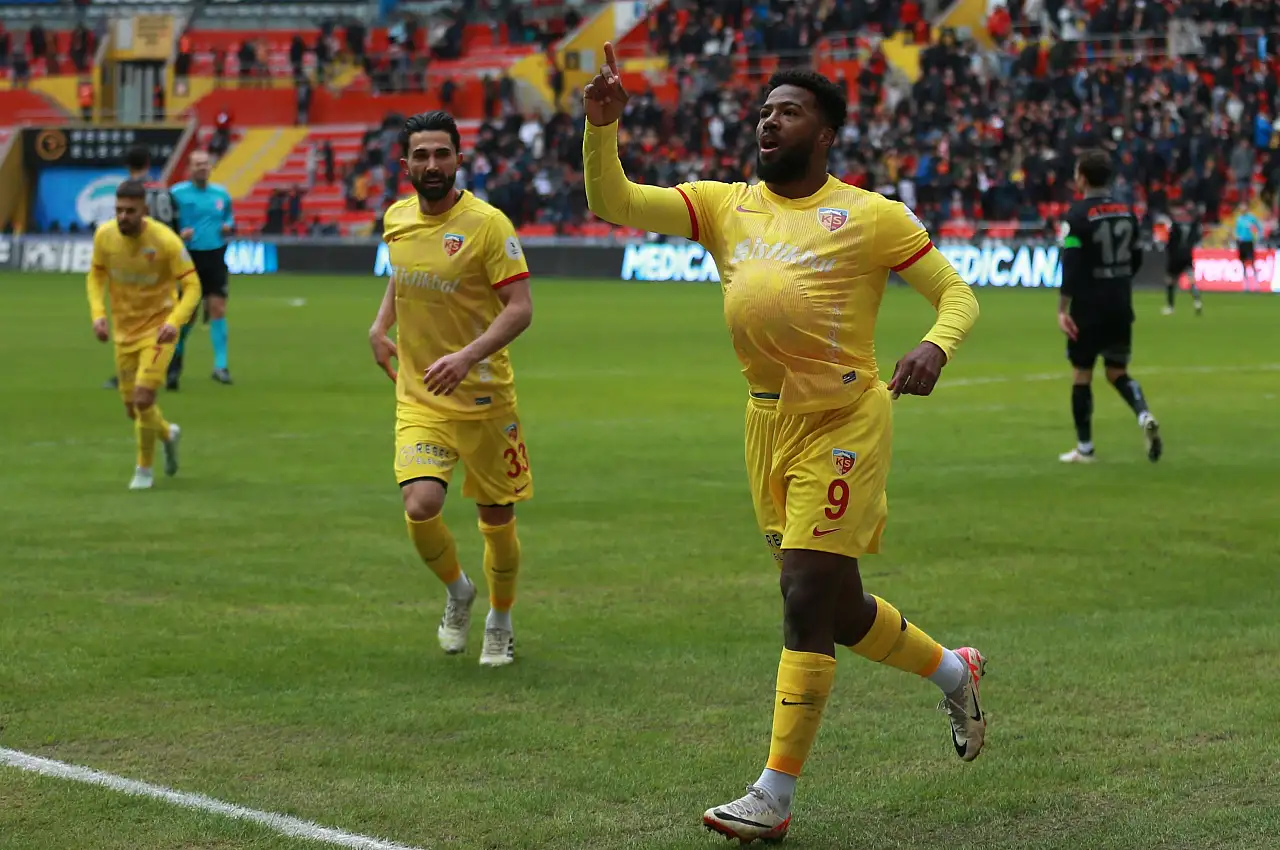 Kayseri'de ilk yarı sona erdi: İlk yarıda 3 gol var