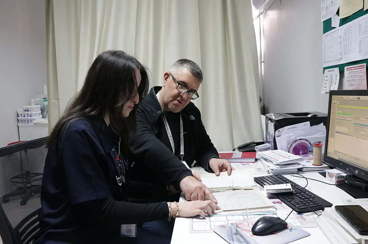 Doğumunu yaptıran doktorla aynı hastanede çalışıyor