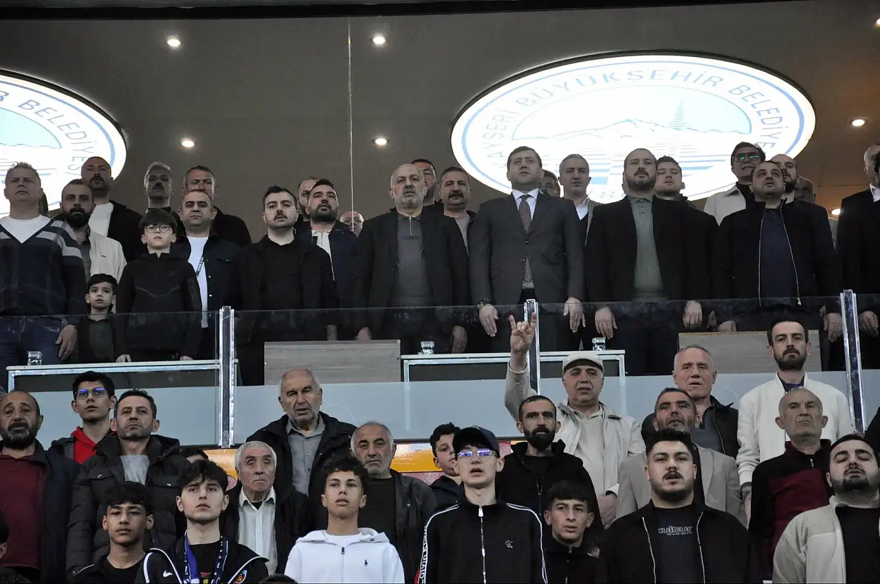 Ali Çamlı ve Baki Ersoy tribünde