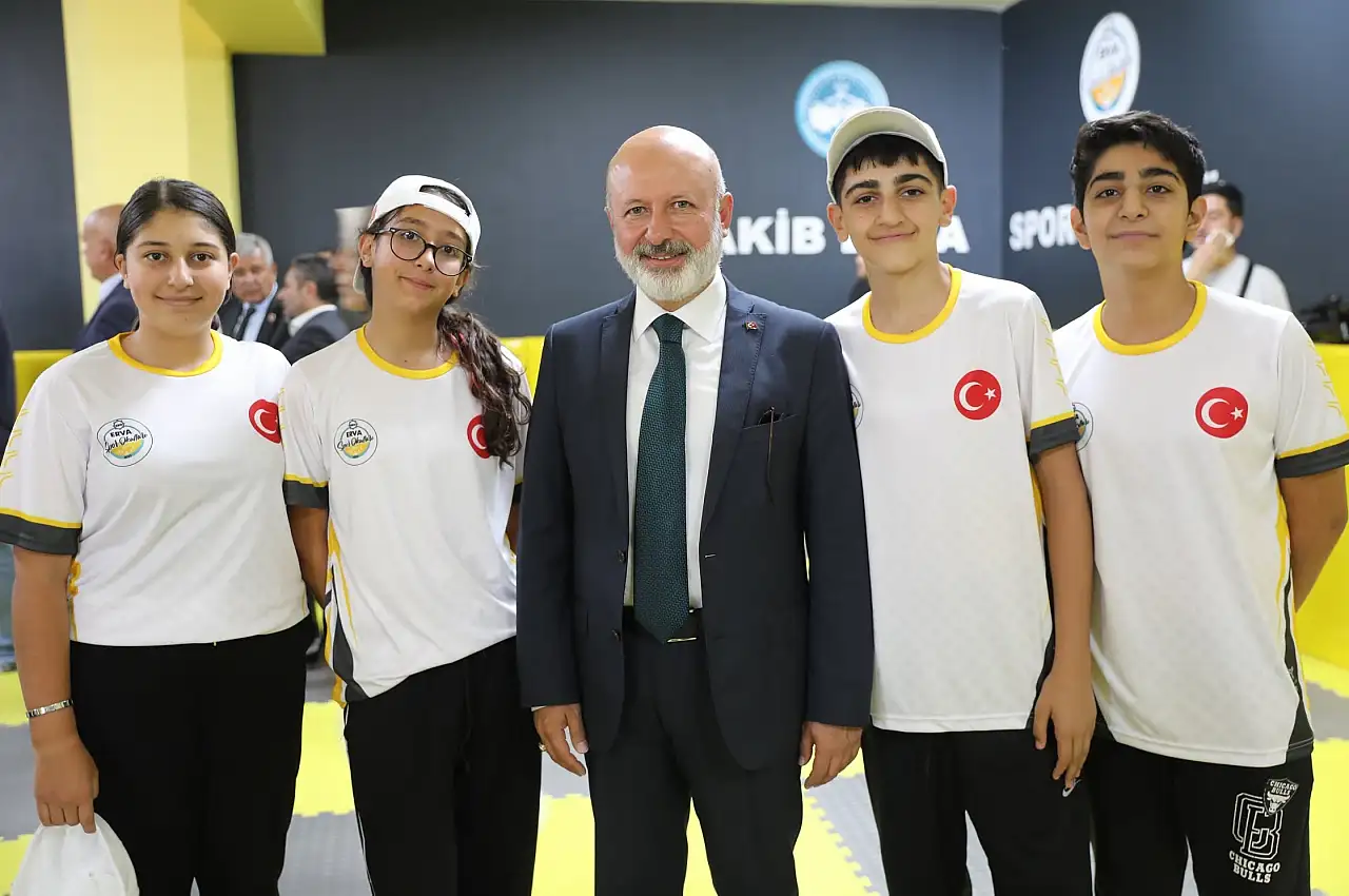 Kocasinan'da ERVA Spor Okulu açıldı: Çolakbayrakdar'dan gençler vurgusu