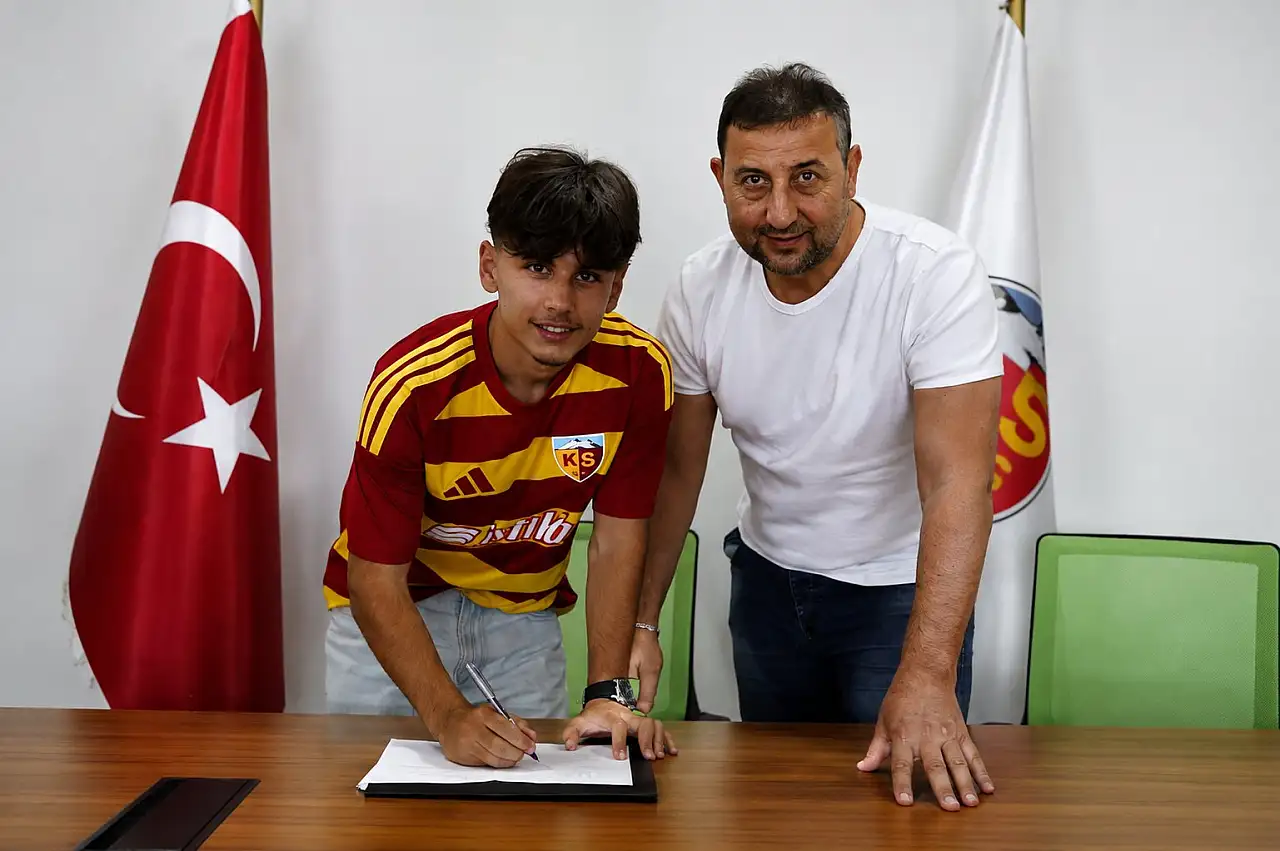 Kayserispor'da imzalar atıldı