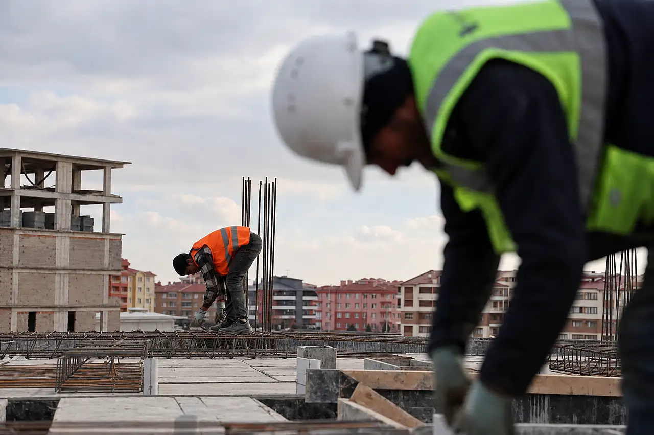 Yüksek faizler ve tırmanan maliyetler inşaat sektörüne zarar verdi