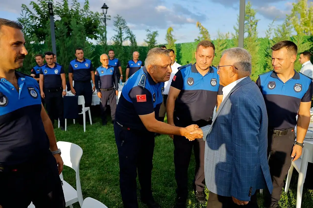 Büyükkılıç'tan Kayseri'de zabıtalara dikkat çeken mesaj: Belediyenin vitrini sizlersiniz