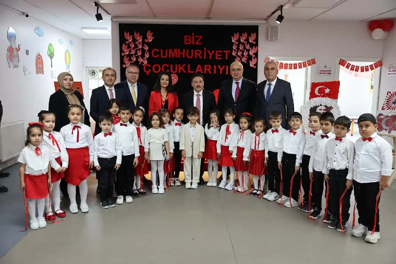 Vali Çiçek, Cumhuriyet coşkusunu miniklerle kutladı