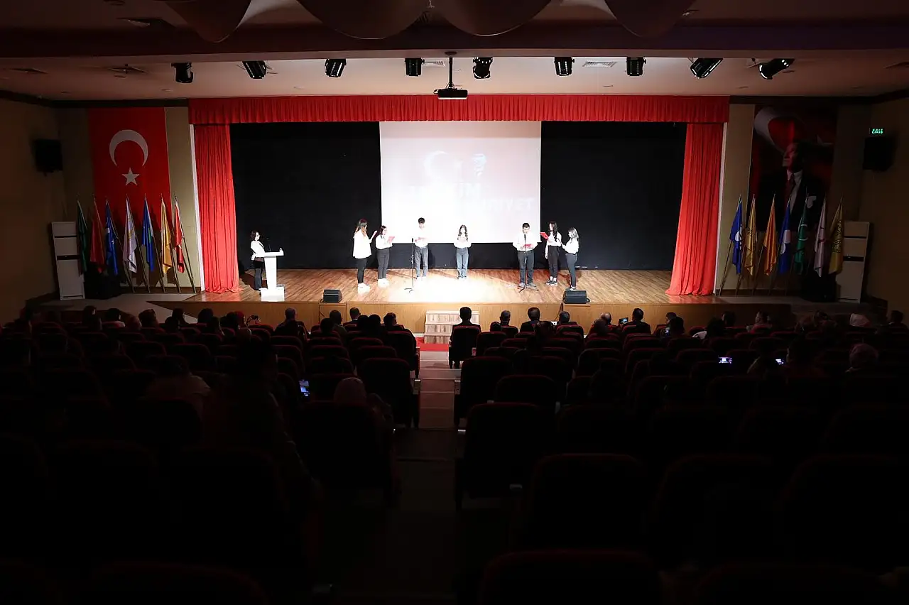 Hacılar'da öğrenciler şiir ve oratoryo ile 29 Ekim'i kutladı