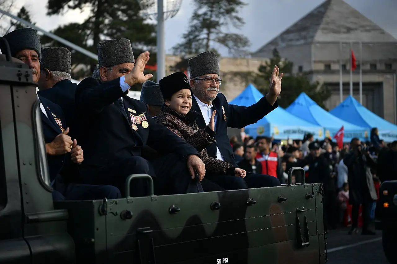 Hiç merak ettiniz mi? Atatürk döneminde Kayseri'de Cumhuriyet Bayramı bakın nerelerde, nasıl kutlanıyormuş!