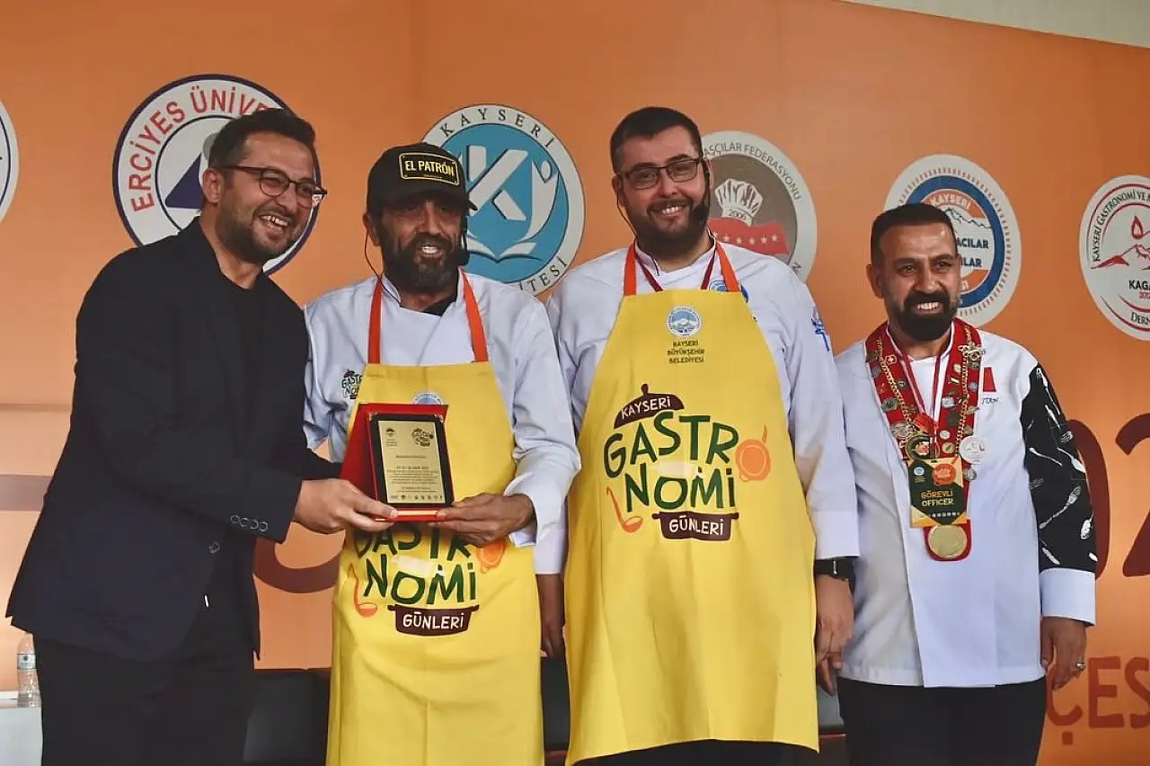 Kayseri'de 2 kahve 2 suya 840 lira ödeyen ünlü isim yine çileden çıktı! Bakın bunu neden yapmış?
