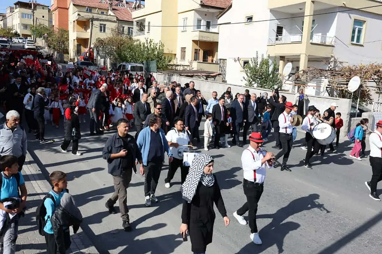 Vali Çiçek, Cumhuriyet coşkusunu miniklerle kutladı