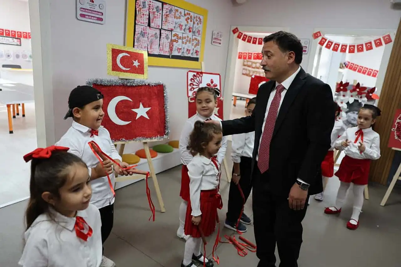 Vali Çiçek, Cumhuriyet coşkusunu miniklerle kutladı