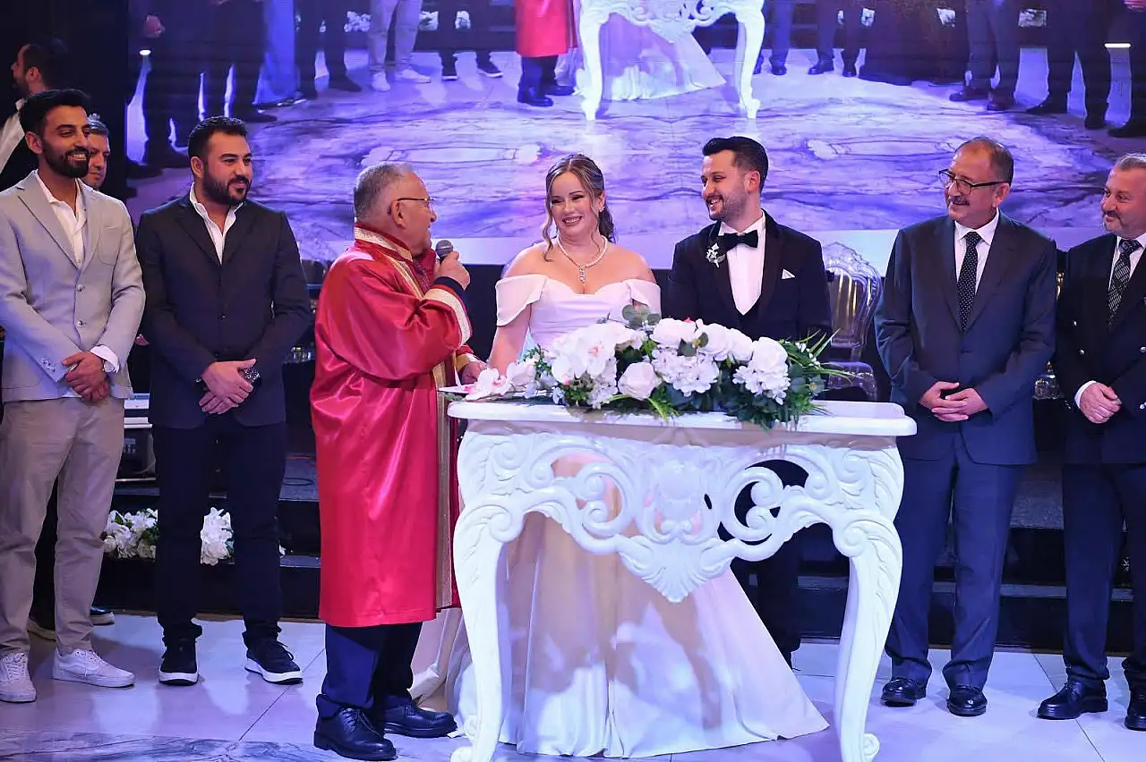 AK Parti Kayseri teşkilatı bu düğünde buluştu! Eski Bakan Özhaseki de katıldı