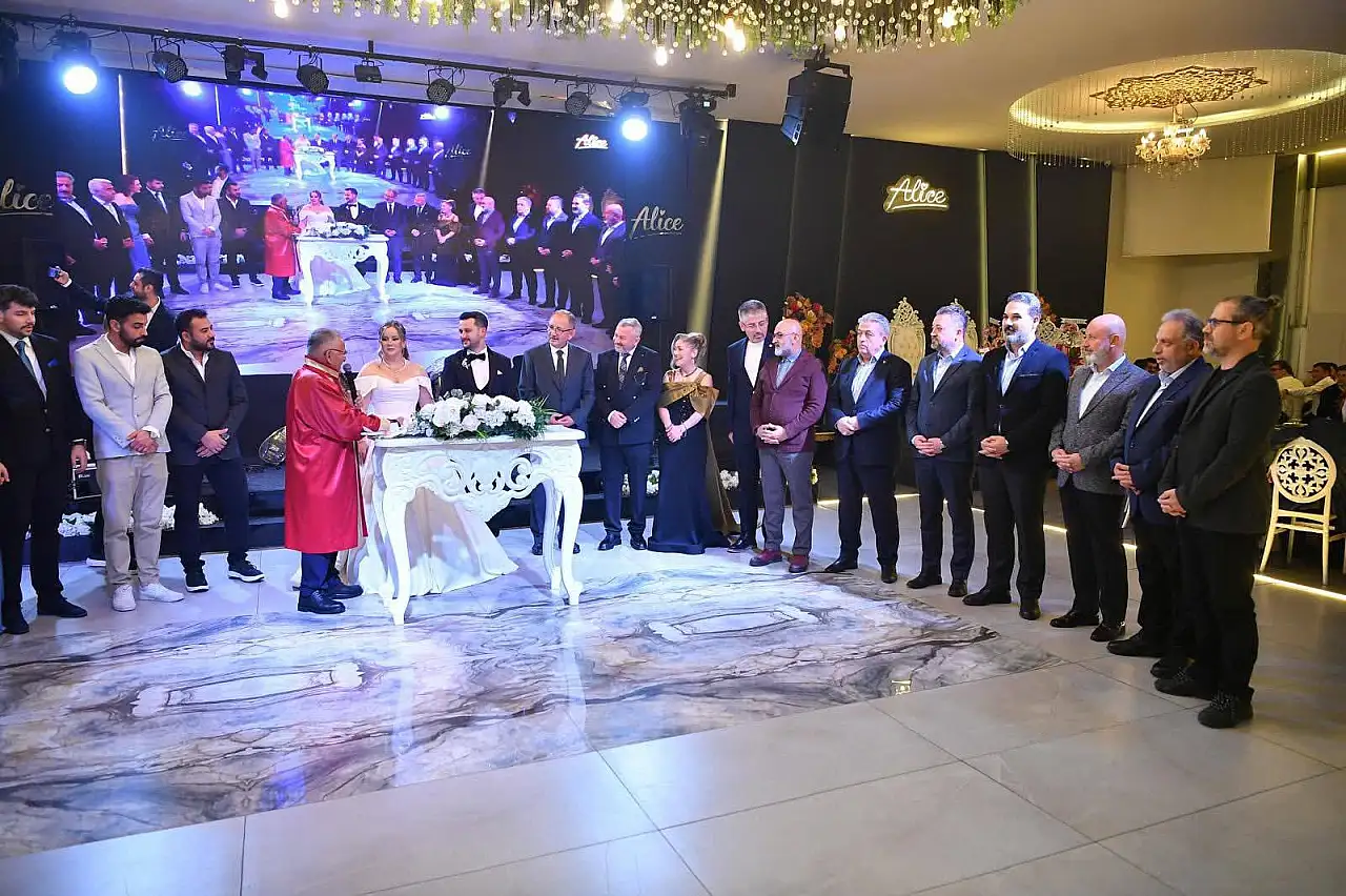 AK Parti Kayseri teşkilatı bu düğünde buluştu! Eski Bakan Özhaseki de katıldı