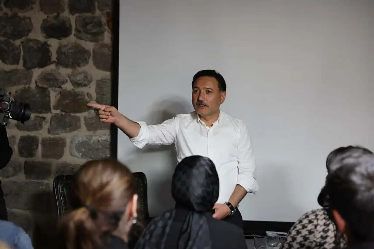 Liderlik dersine duygusal mola: Vali Çiçek'i de duygulandıran işte o ölümsüz eser!