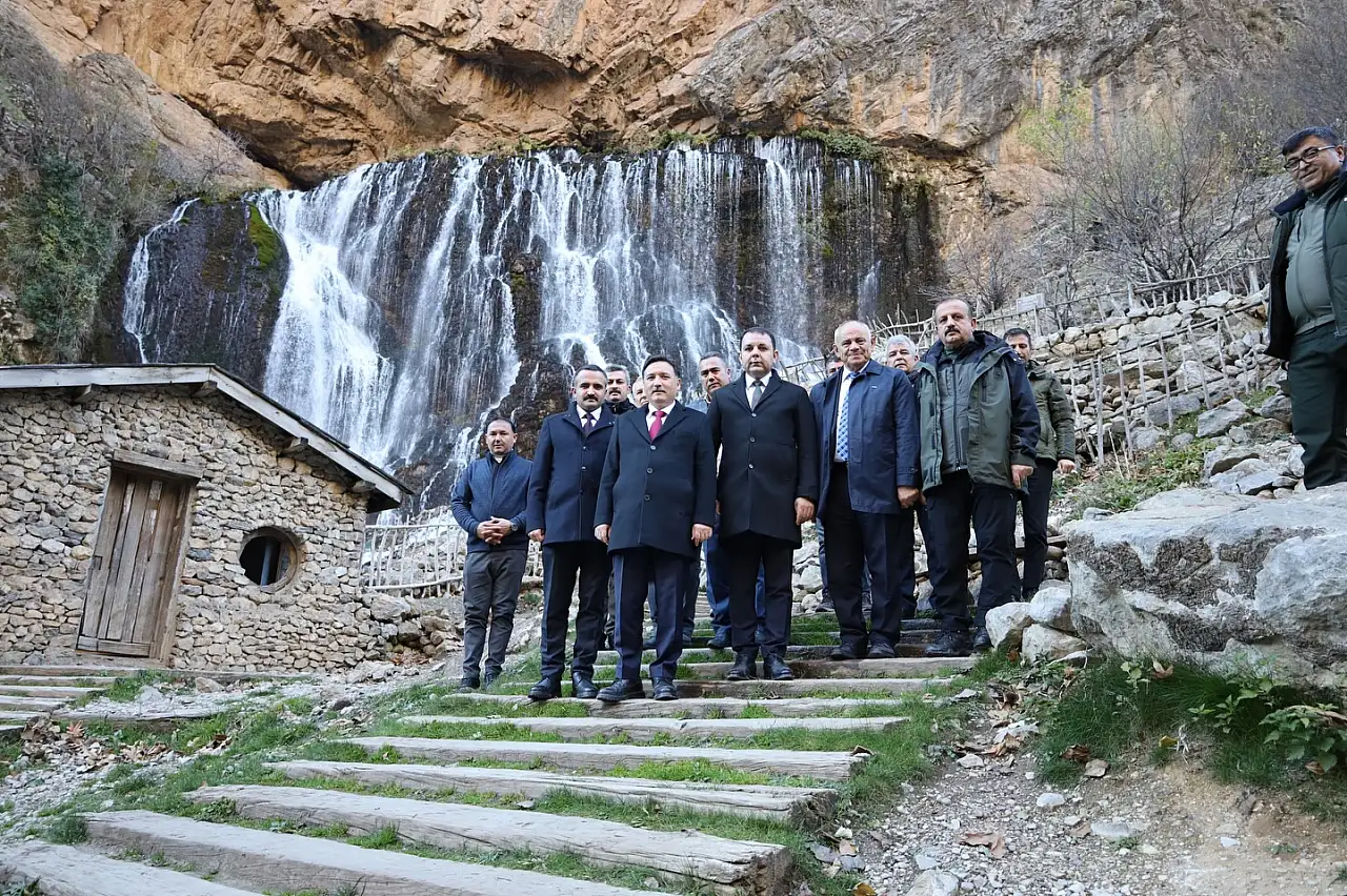 Kayseri Valisi, dünyanın en büyük ikinci şelalesinde!