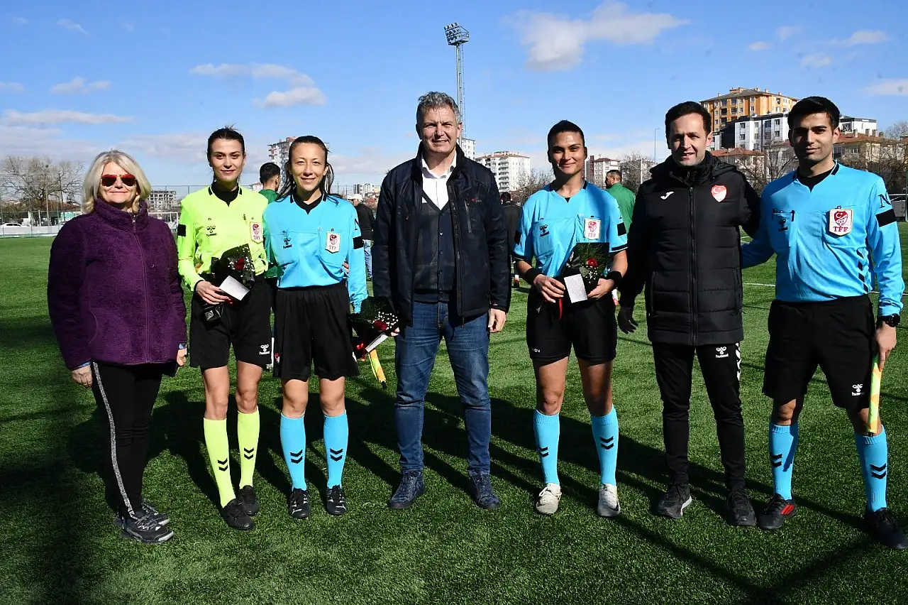 Kayseri'nin kadın hakemlerine hediye verildi!