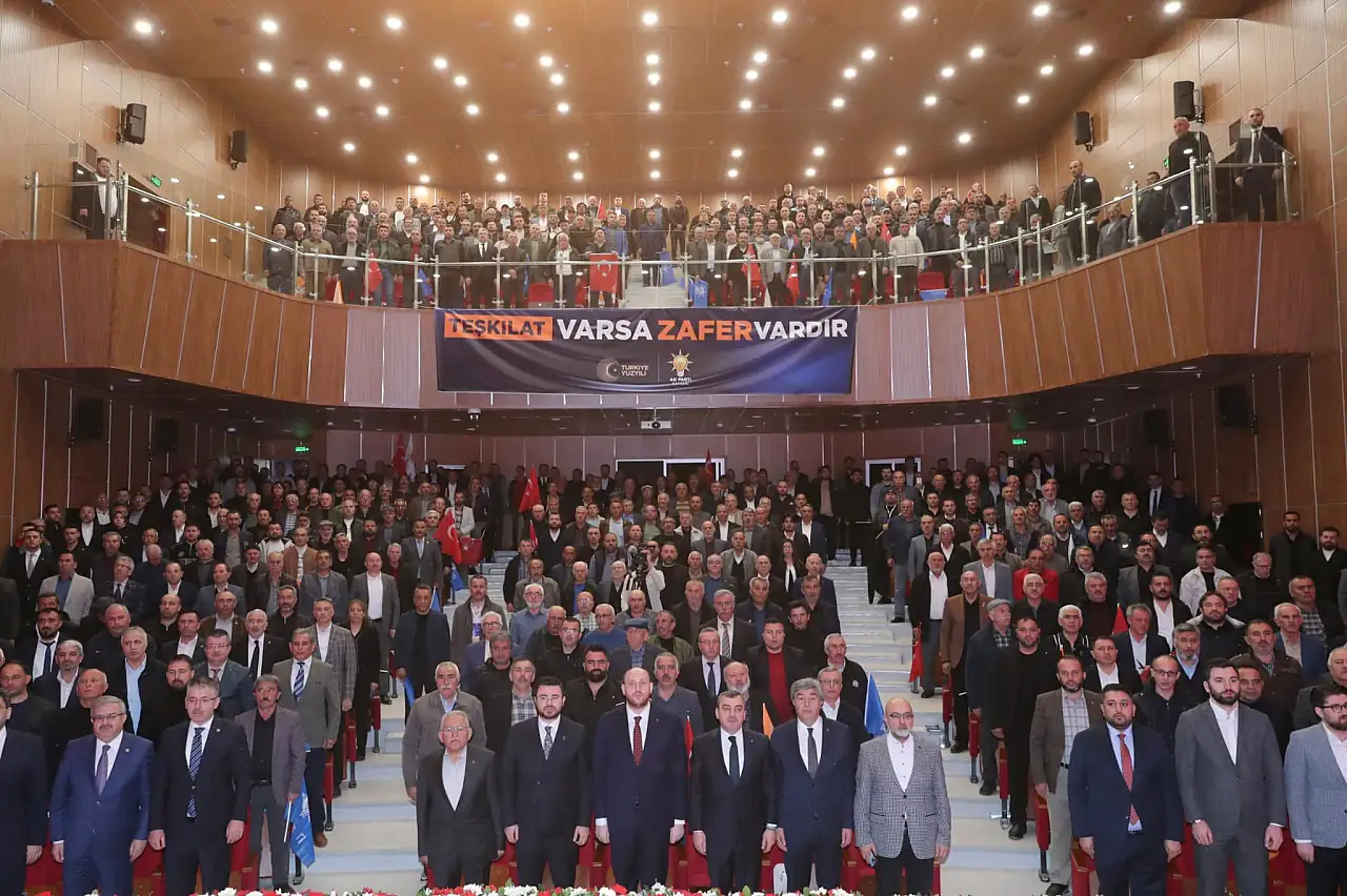AK Parti'nin Kayseri'de yaptığı toplantıyla ilgili 'katılım' tartışması!