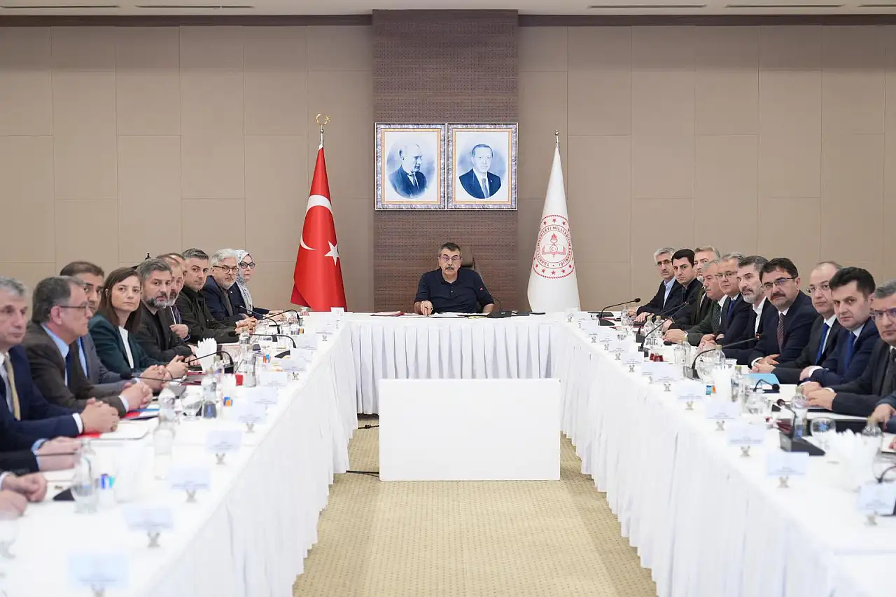 Kayseri'de veliler, öğrenciler merak ediyor! Pazartesi günü Kayseri'de okullarda hangi önlemler alınacak? En yetkili isim açıkladı