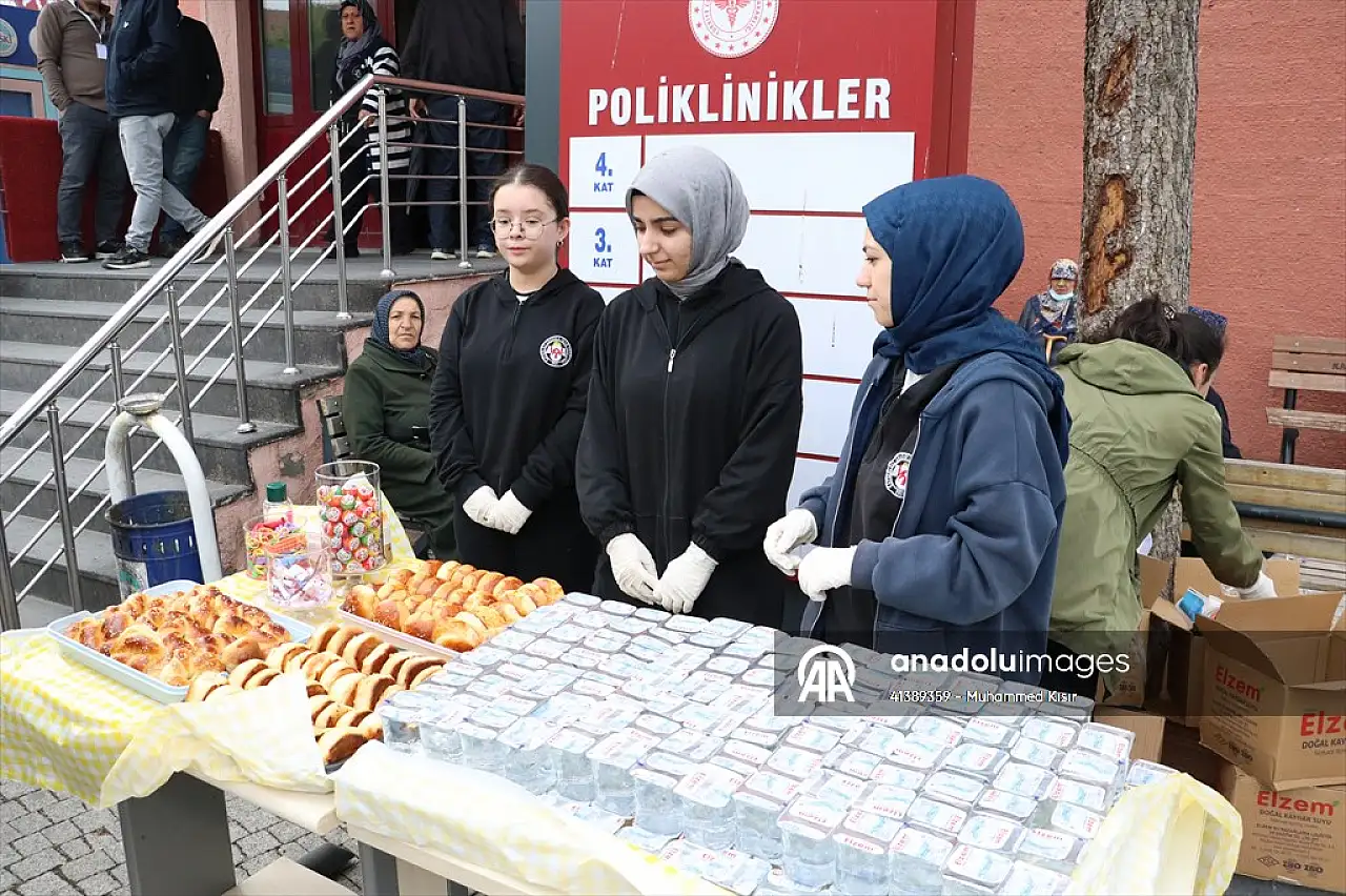 Kayserili öğrencilerden hastane önünde anlamlı etkinlik