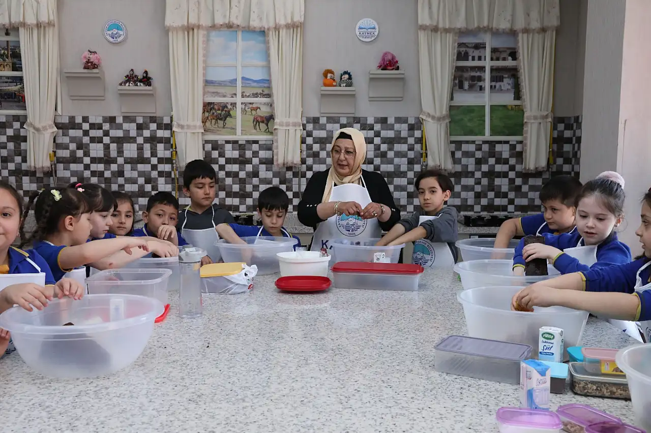 KAYMEK'in minik şefleri mutfakta
