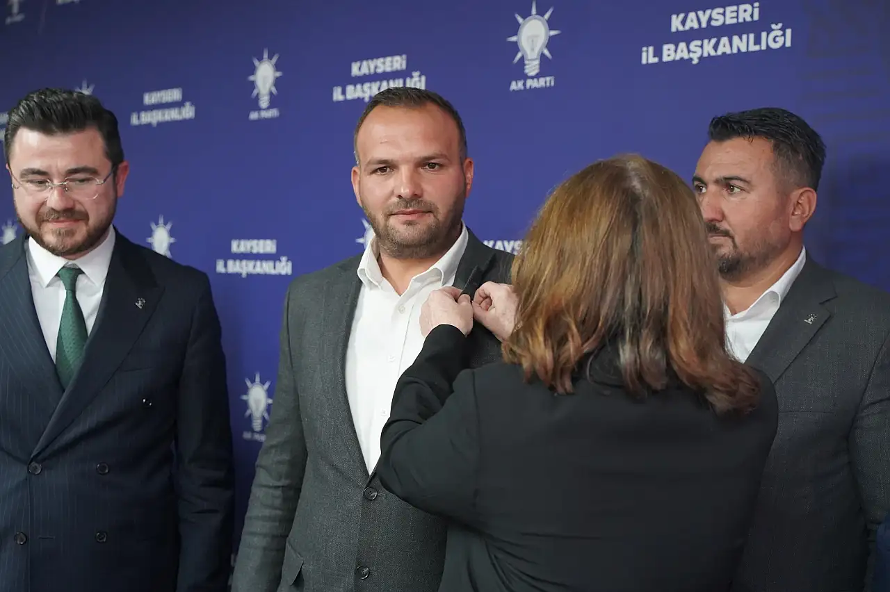 Kayseri'de istifa eden Yeniden Refah Partili isimler AK Parti rozetlerini taktı