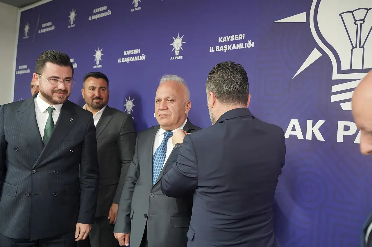 Kayseri'de istifa eden Yeniden Refah Partili isimler AK Parti rozetlerini taktı