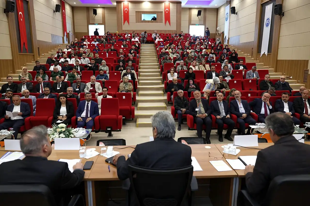 Develi'de ilim dünyasını buluşturan sempozyum