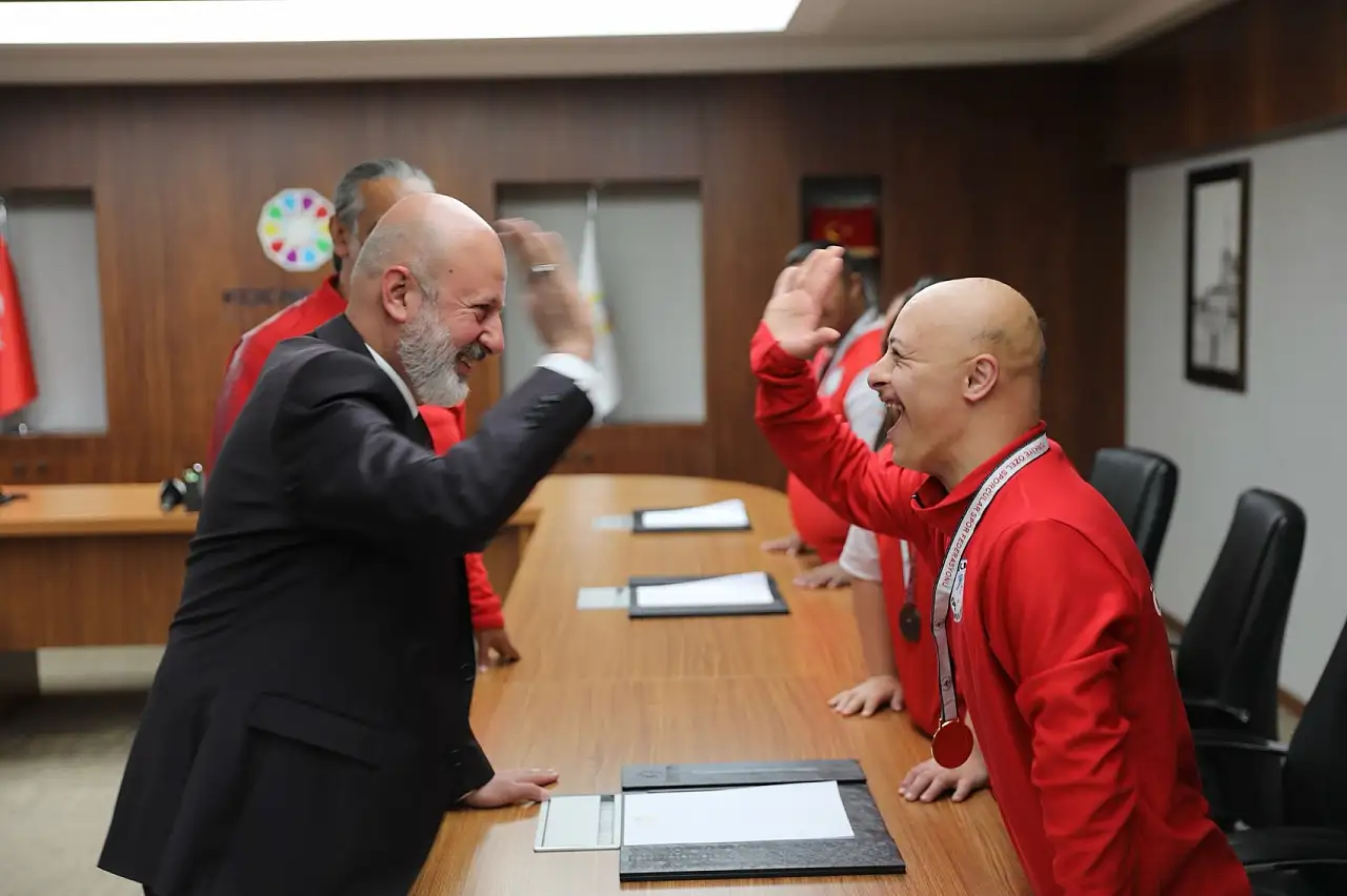 Kazandıkları kupayı Başkan Çolakbayrakdar'a getirdiler