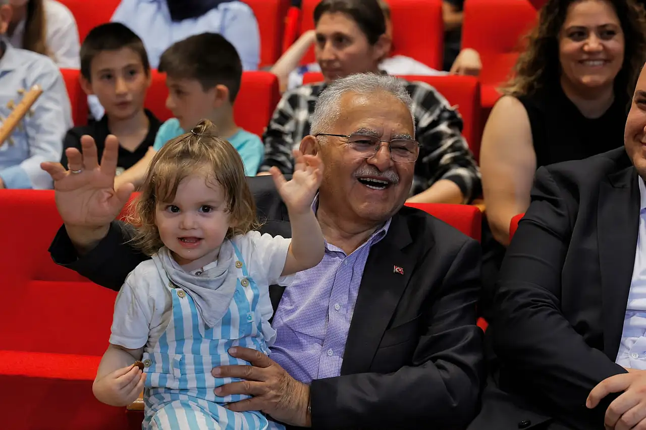 Başkan Büyükkılıç, minik sanatçılarla buluştu