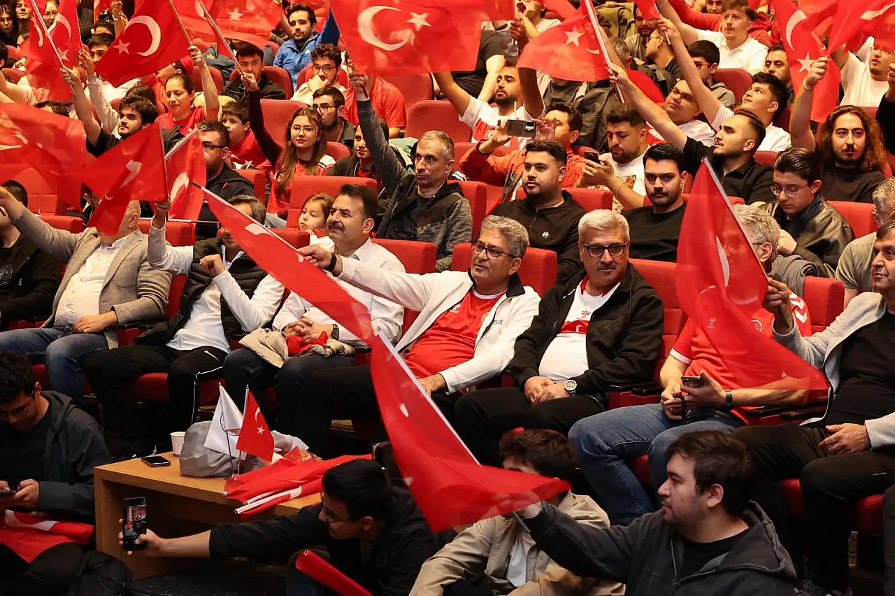 ERÜ'de personel ve öğrenciler dev ekrana kitlendi