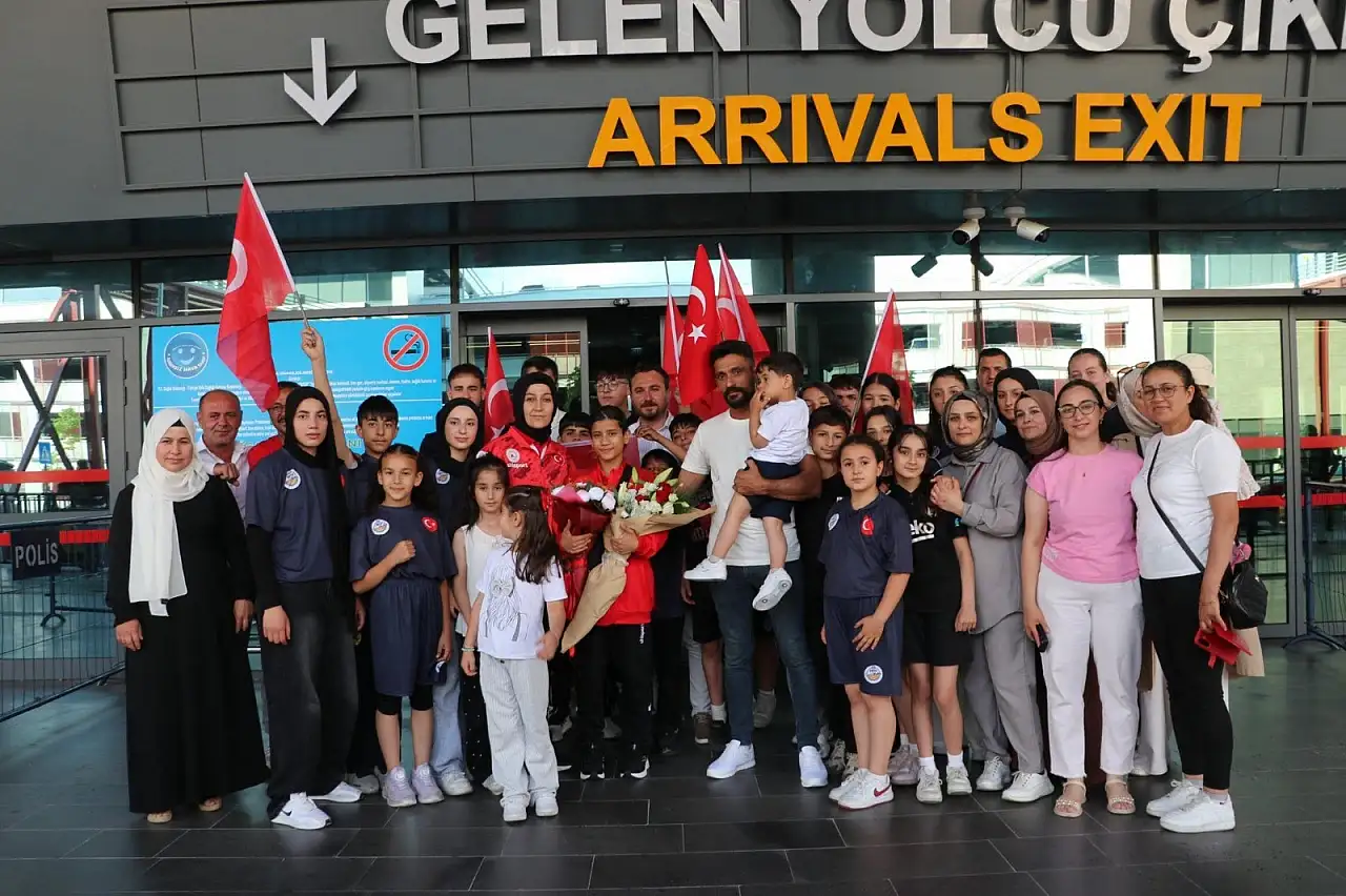 Kayseri'nin altın yumruğu havalimanında çiçeklerle karşılandı