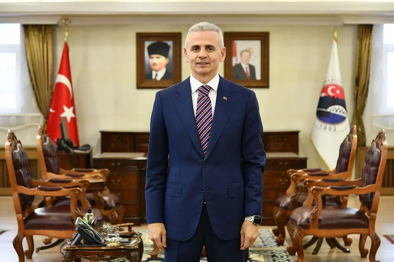 Yılın idarecisi ödülünü Abdullah Gül'den almıştı! Vali gece yarısı görevden alındı