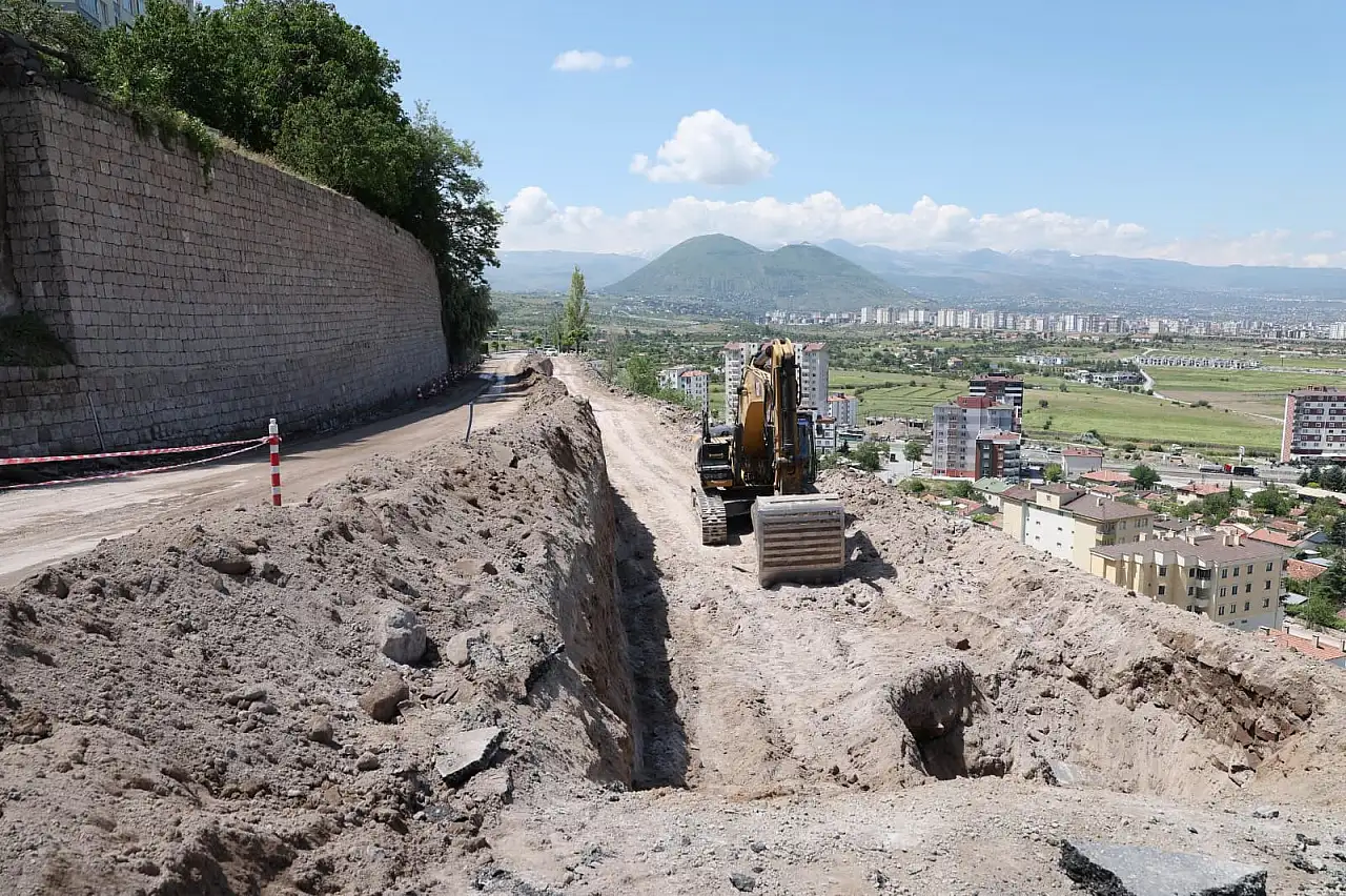 Kayseri'de istinat duvarı çöktü! Milyonluk sözleşme imzalandı