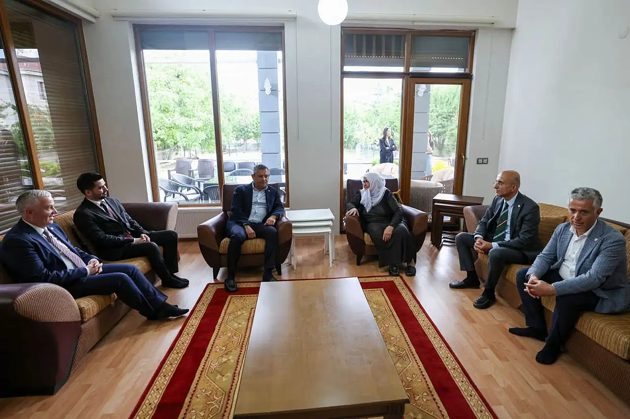 Özel'den Kayserili aileye taziye ziyareti