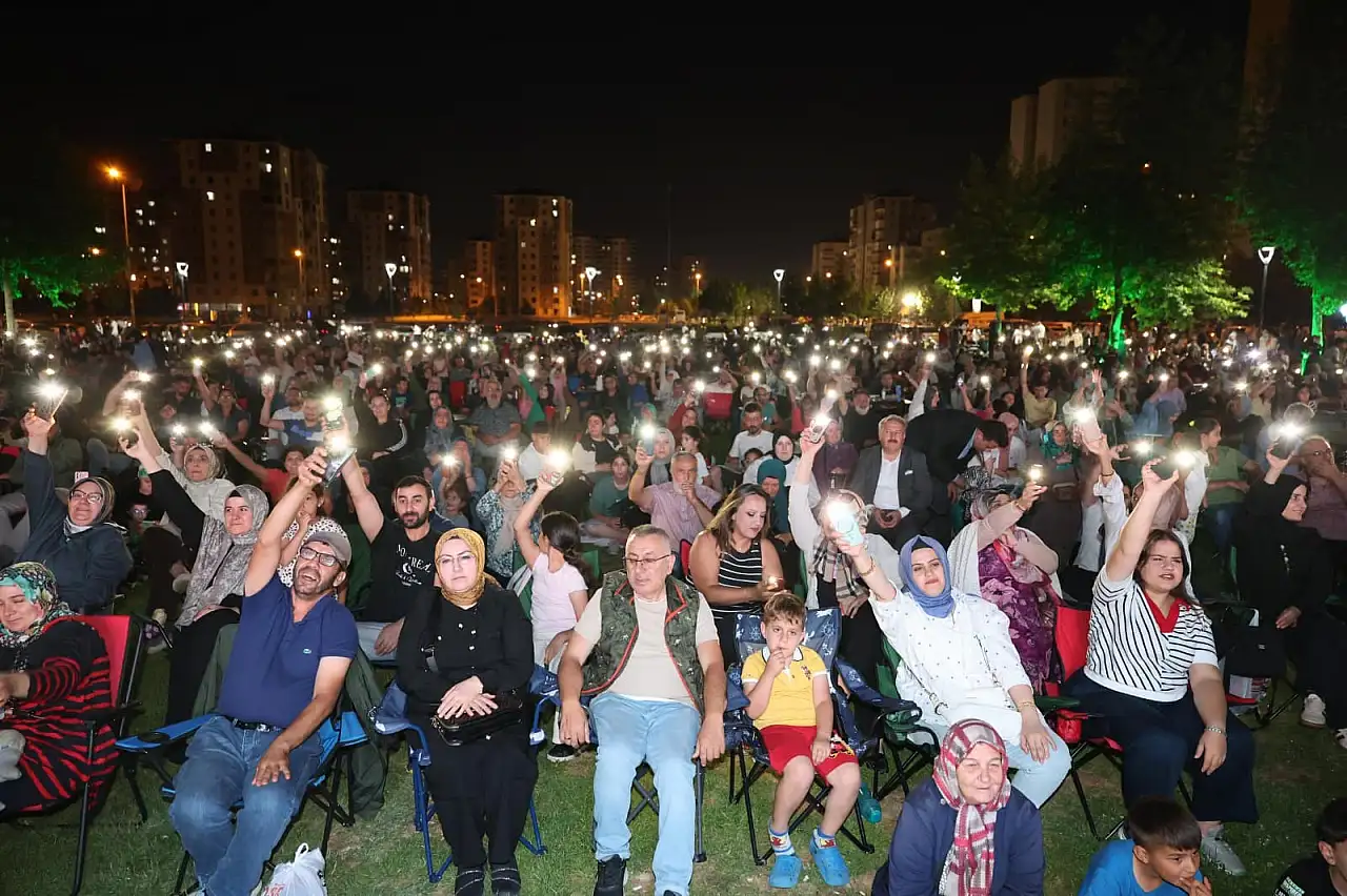 Melikgazi'de şiir ve türkü dolu gece: Talha Bora Öge Kayserililerle buluştu!