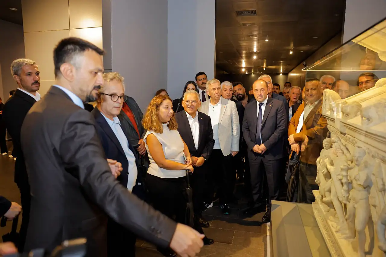 Mansur Yavaş Kayseri'nin tarihi ve kültürel yerlerini gezdi!