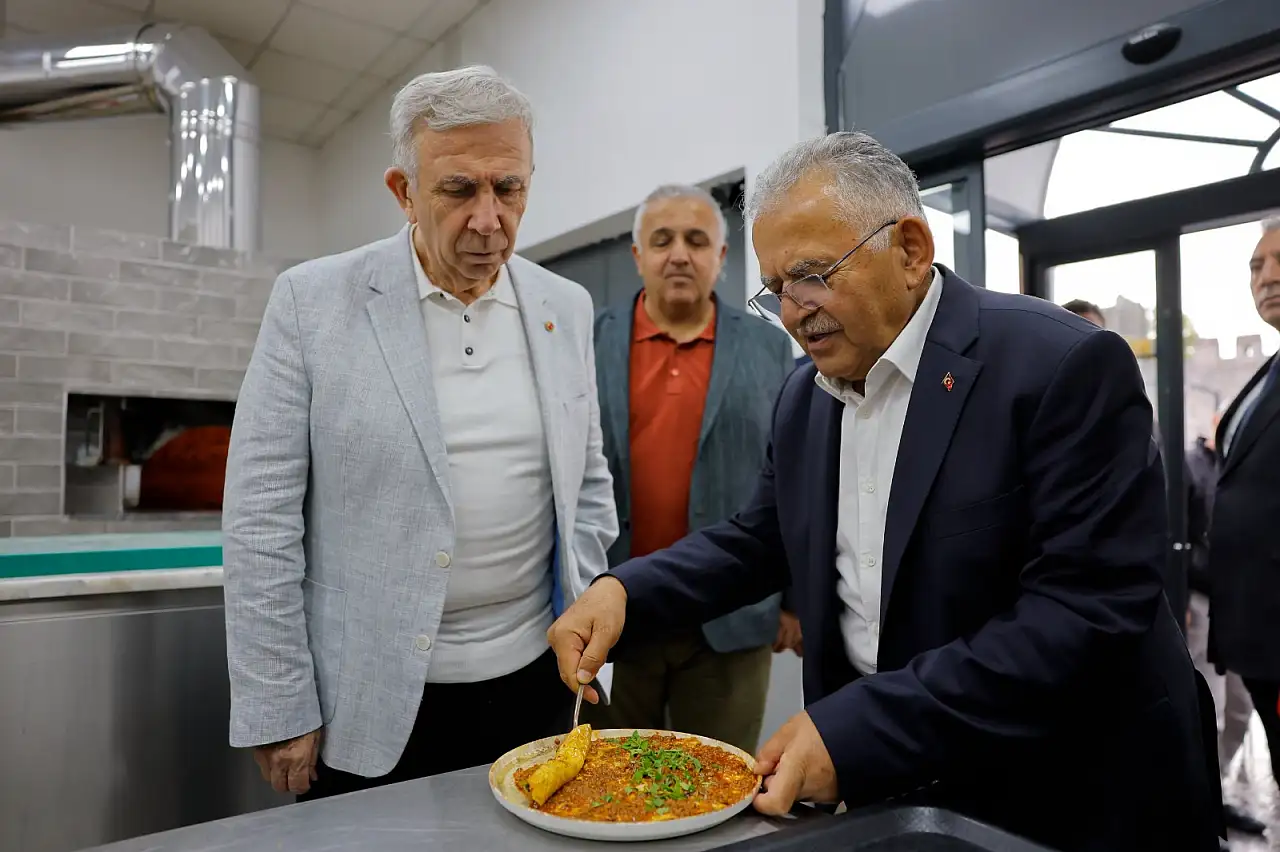 Mansur Yavaş Kayseri'nin tarihi ve kültürel yerlerini gezdi!