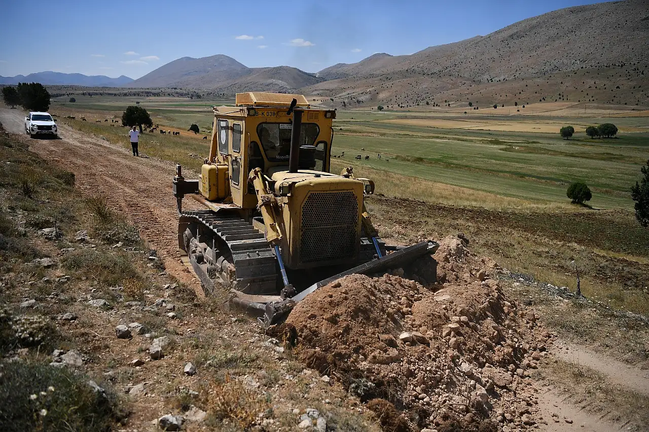 Kayseri'de zorlu arazi aşılıyor: 8 kilometrelik yol için büyük çalışma başladı!