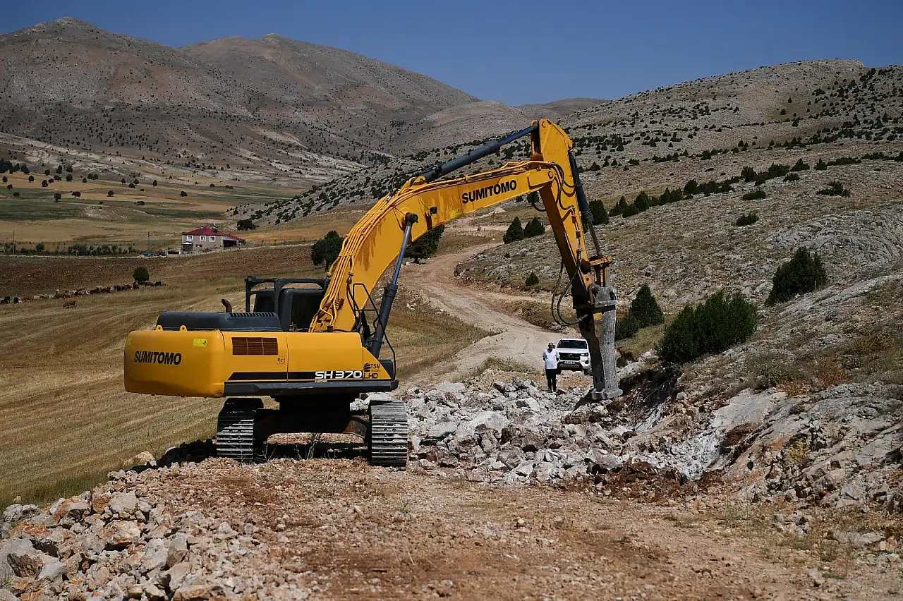 Kayseri'de zorlu arazi aşılıyor: 8 kilometrelik yol için büyük çalışma başladı!