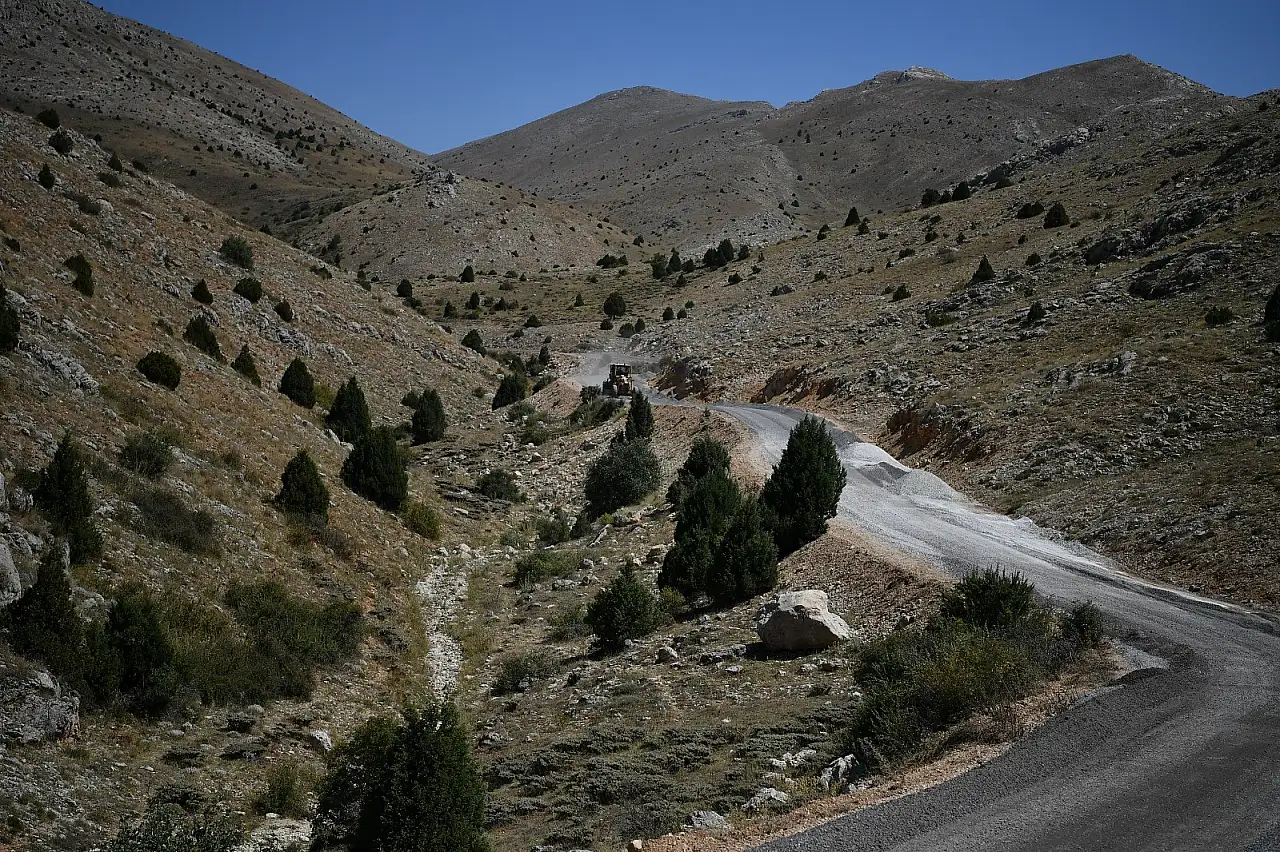 Kayseri'de zorlu arazi aşılıyor: 8 kilometrelik yol için büyük çalışma başladı!