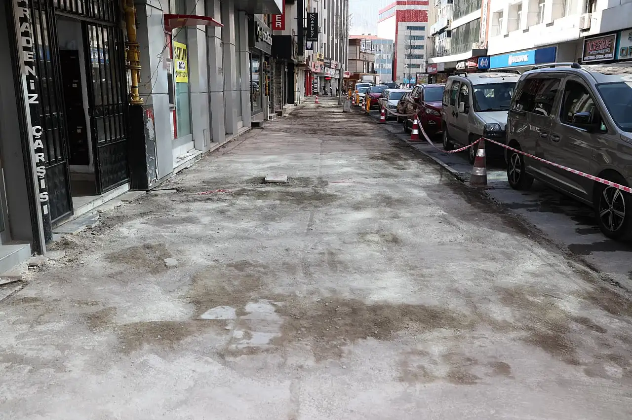 Kayseri'de şehir merkezinde büyük değişim! 2 bin 100 metrelik yaya yolu yenileniyor