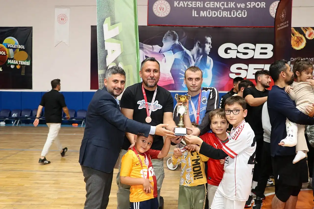 Kayseri'de kıyasıya mücadele bitti! Kupalar sahiplerini buldu