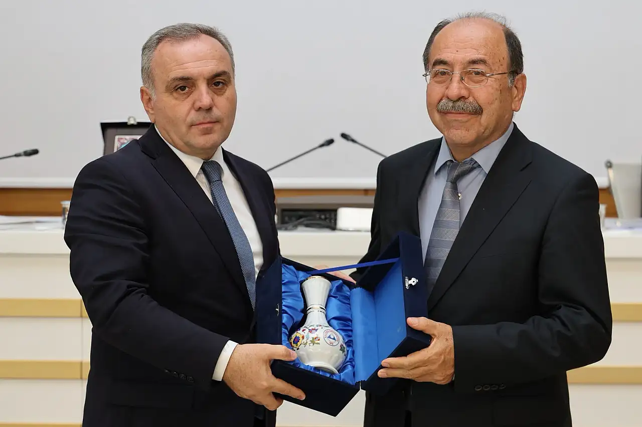 Erciyes Üniversitesi'nde Cumhurbaşkanı Erdoğan'ın ödül verdiği isme yeni görev!