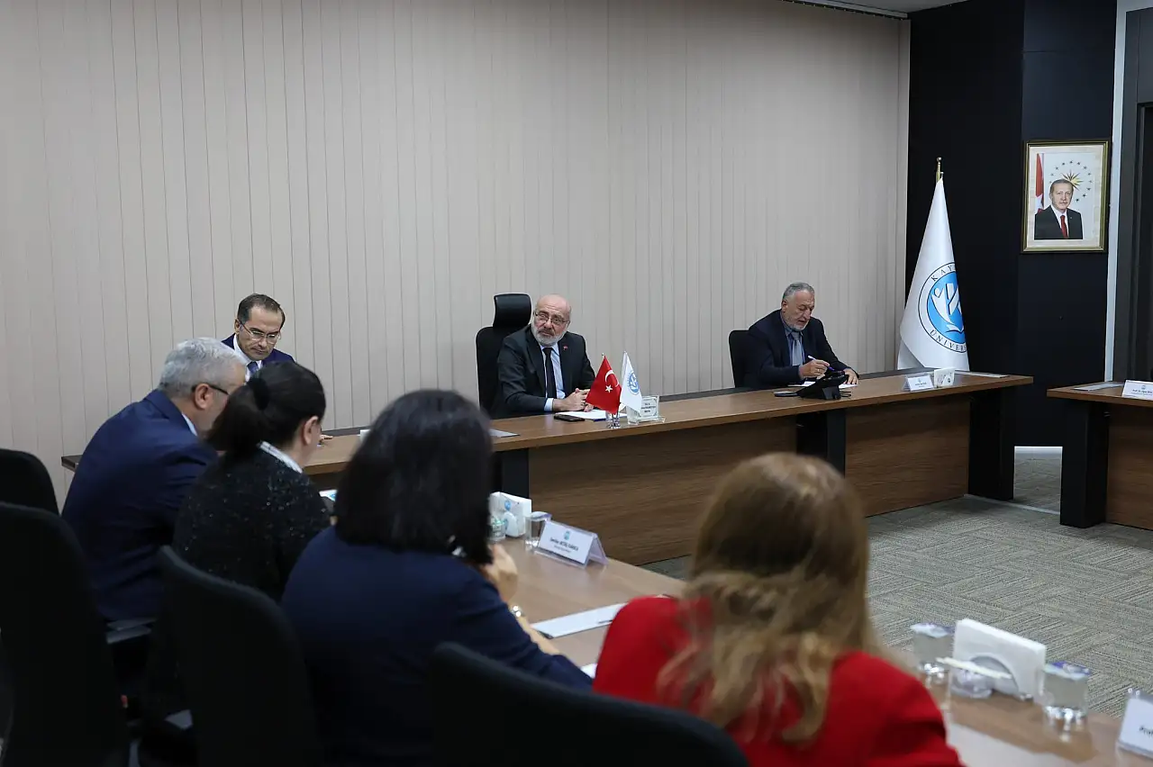 Kayseri'nin yeni profesörü cübbesini giydi