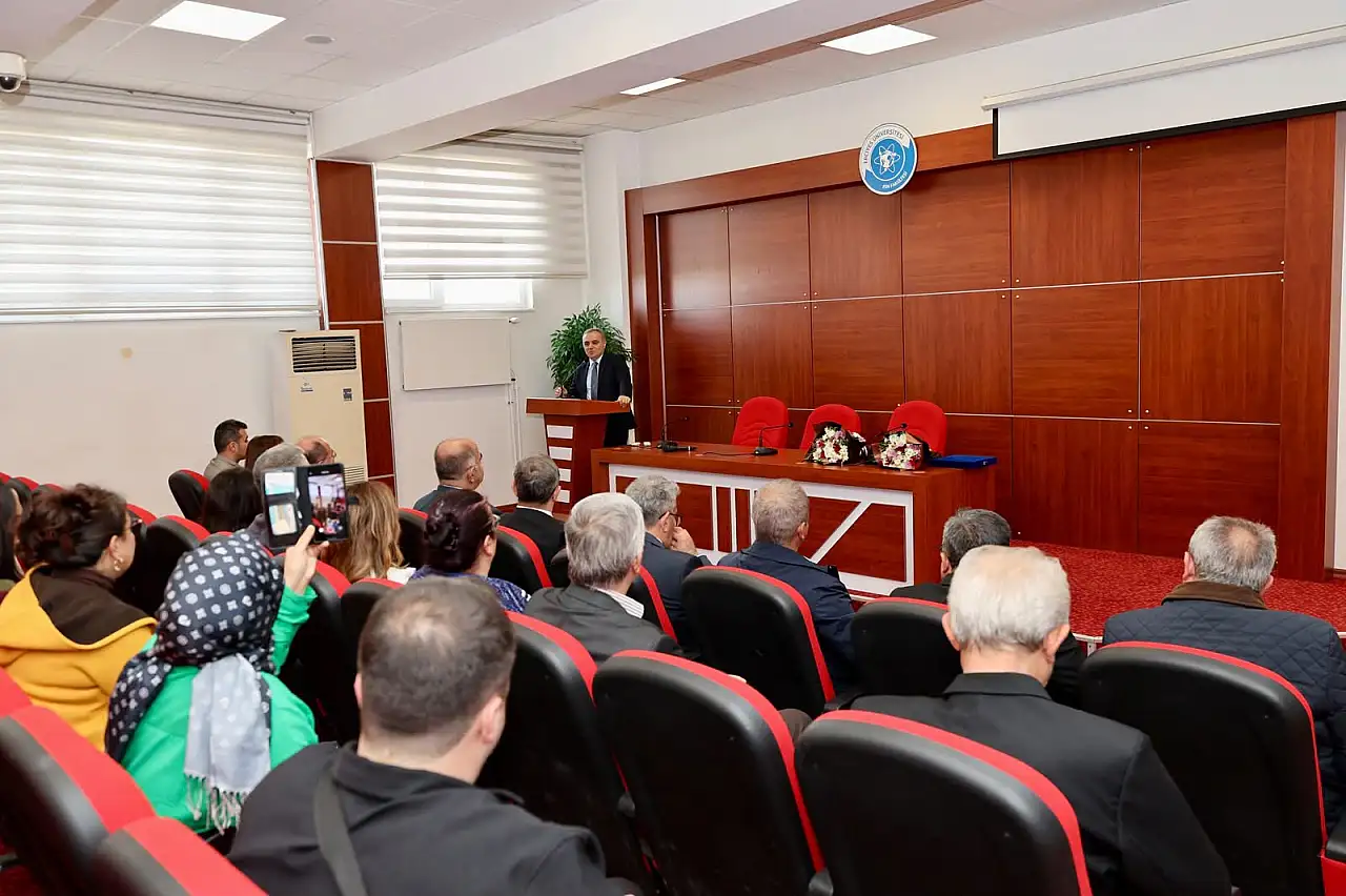 Erciyes Üniversitesi'nde görev teslimi! Dekan emekliye ayrıldı